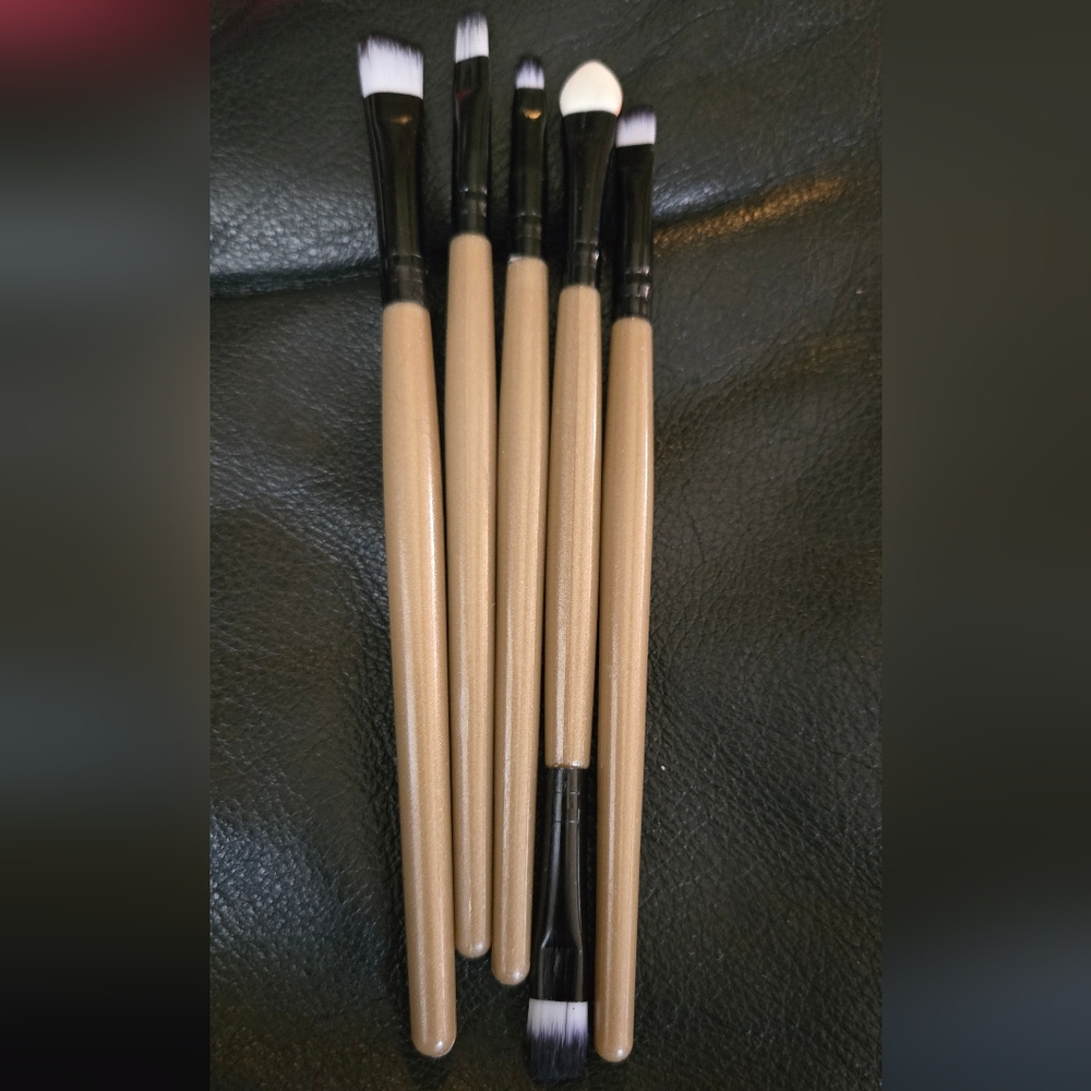HOST PICK!🎉🎊Clinique Bronzer Milk Trifle Kat Von D Epic Kiss & brush Set LOT - Picture 12 of 13